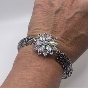 Vintage Style Iridescent Flower Snap Jewelry Bangle Bracelet. Size: S-M. NWT NEW